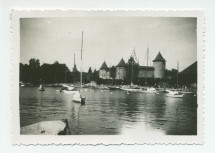 Photographie du Château de Morges (futur écrin du Musée Paderewski) avec le Léman et des voiliers amarrés devant