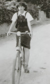 Photographie de l'épouse (et assistante) du buraliste postal de Tolochenaz, Simone Panchaud, à vélo, en 1935