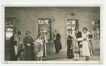 Photographie de Paderewski achetant en 1935 des billets à la gare de Morges en vue de la traditionnelle croisière estivale sur le Léman, avec à ses côtés notamment Antonina Wilkonska, Mme Obuchowicz et son fils Ignace, Mme Strakacz et sa fille