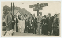Photographie du cercle rapproché de Paderewski (et quelques-uns de ses disciples) sur le quai de la gare de Morges (?), attendant un train de la ligne Bière-Apples-Morges, peut-être au retour d'une des traditionnelles excursions estivales sur le Léman