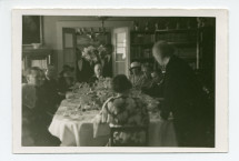 Photographie de Paderewski à table lors de la réception organisée chez lui à Saint-Sulpice par le conseiller national Henry Vallotton (en bout de table), le 8 juillet 1933, après la remise de la bourgeoisie d'honneur de la Ville de Lausanne