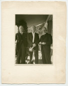 Photographie de Paderewski entouré du conseiller fédéral Giuseppe Motta et du conseiller national Henry Vallotton, sur le balcon de sa villa à Saint-Sulpice, le 8 juillet 1933, après la remise de la bourgeoisie d'honneur de la Ville de Lausanne