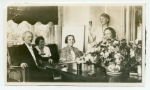 Photographie de Paderewski dans le salon de Garengo, la propriété d'Ernest Schelling à Céligny – avec notamment à ses côtés Lucy Schelling et Laurence Alma-Tadema (debout)