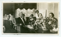 Photographie de Paderewski dans le salon de Garengo, la propriété d'Ernest Schelling à Céligny – avec notamment à ses côtés Antonina Wilkonska (à sa droite), Lucy Schelling et Hélène Lübke (debout)