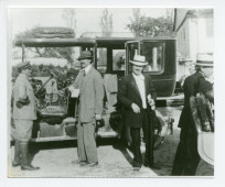 Photographie de Paderewski arrivant à Garengo, la propriété d'Ernest Schelling (ici au centre) à Céligny, avec sa voiture modèle 1910-1911 et son chauffeur – prise probablement par Alfred Pochon