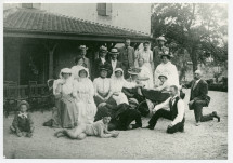 Photographie d'un pique-nique devant la ferme des «Avouillons», propriété de Paderewski à Gland