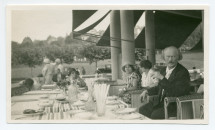 Photographie de Paderewski à table (sans doute au bord du Léman) avec, de gauche à droite, Mme Lübke mère, Mme Obuchowicz (demi-sœur d'Hélène Paderewska) et Hélène Lübke (secrétaire d'Hélène Paderewska)