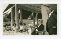 Photographie de Paderewski à table (sans doute au bord du Léman) avec, de gauche à droite, Mme Lübke mère, Mme Strakacz, Mme Obuchowicz, Hélène Lübke et le sculpteur François Black (debout à sa gauche)