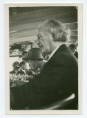 Photographie de Paderewski de profil, à table sur le Léman (vapeur «Simplon» de la Compagnie générale de navigation – CGN) avec à sa droite Mme Sztompka (épouse de son élève Henryk Sztompka?)