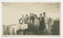 Photographie de Paderewski lisant le journal sur le Léman, en 1935, lors de la traditionnelle excursion estivale, entouré de ses invités