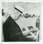 Photographie de Paderewski de profil, lisant le journal sur le Léman