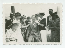 Photographie d'Ignace Obuchowicz (filleul de Paderewski) sur le Léman à bord du vapeur «Simplon», en août 1938, lors de la traditionnelle excursion estivale, entouré notamment à sa droite des musiciens Lydia et Henryk Opienski-Barblan