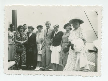 Photographie des invités de Paderewski sur le Léman à bord du vapeur «Simplon» (de la Compagnie générale de navigation – CGN), en août 1938, lors de la traditionnelle excursion estivale