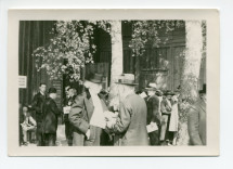 Photographie de Paderewski discutant avec quelqu'un sous un arbre lors de la reprise de «Tell» de Gustave Doret au Théâtre du Jorat à Mézières le 29 mai 1935 (production réalisée pour l'Exposition universelle de Bruxelles)