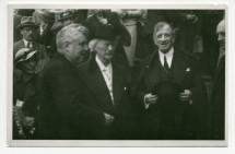 Photographie de Paderewski avec René Morax (à sa droite), Gustave Doret et Mgr Marius Besson (à sa gauche) lors de la reprise de «Tell» de Gustave Doret au Théâtre du Jorat à Mézières le 29 mai 1935