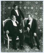 Photographie de Camille Saint-Saëns, Gustave Doret et Paderewski réalisée par Francis de Jongh dans les salons de l'Hôtel des Trois Couronnes à Vevey dans le cadre des Fêtes musicales données du 18 au 21 mai 191 en l'honneur de Camille Saint-Saëns