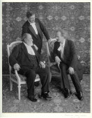 Photographie de Camille Saint-Saëns, Gustave Doret et Paderewski réalisée par Francis de Jongh dans les salons de l'Hôtel des Trois Couronnes à Vevey dans le cadre des Fêtes musicales données du 18 au 21 mai 1913 en l'honneur de Camille Saint-Saëns