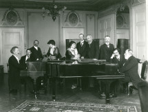 Photographie signée de Francis de Jongh représentant Paderewski et Camille Saint-Saëns face-à-face au piano dans les salons de l'Hôtel des Trois Couronnes à Vevey dans le cadre des Fêtes musicales données en mai 1913 en l'honneur de Camille Saint-Saëns