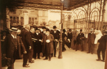 Photographie de Camille Saint-Saëns à l'embarcadère de Vevey, en marge des Fêtes musicales données en son honneur du 18 au 21 mai 1913 au Casino du Rivage