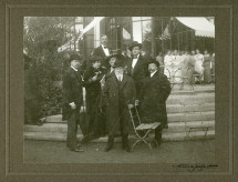 Photographie de Camille Saint-Saëns entouré (à gauche) d'Auguste Roussy et (à droite) du vicomte de Faria, réalisée sur la terrasse du Casino du Rivage à Vevey dans le cadre des Fêtes musicales données en son honneur du 18 au 21 mai 1913
