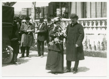 Photographie d'Ignace et Hélène Paderewski (avec dans ses bras le chien Ping), avec derrière eux Gustave Doret et Eugène Couvreu, devant le Casino du Rivage à Vevey, où sont données en mai 1913 des Fêtes musicales en l'honneur de Camille Saint-Saëns