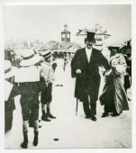 Photographie d'Ignace et Hélène Paderewski sur la place du marché de Vevey, se rendant aux Fêtes musicales données du 18 au 21 mai 1913 au Casino du Rivage en l'honneur de Camille Saint-Saëns