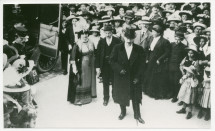 Photographie d'Ignace et Hélène Paderewski sortant de leur voiture au milieu de la foule à Vevey, se rendant aux Fêtes musicales données du 18 au 21 mai 1913 au Casino du Rivage en l'honneur de Camille Saint-Saëns