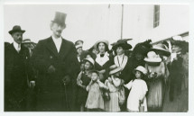 Photographie de Paderewski dans les rues de Vevey au milieu des enfants, se rendant aux Fêtes musicales données du 18 au 21 mai 1913 au Casino du Rivage en l'honneur de Camille Saint-Saëns