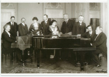 Carte postale représentant Paderewski et Camille Saint-Saëns face-à-face au piano dans les salons de l'Hôtel des Trois Couronnes à Vevey dans le cadre des Fêtes musicales données du 18 au 21 mai 1913 en l'honneur de Camille Saint-Saëns