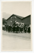 Photographie représentant le cortège funèbre accompagnant dans les rues de Vevey la dépouille mortelle de Henryk Sienkiewicz le 20 octobre 1924, jour de son transfert en Pologne