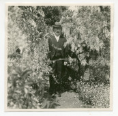 Photographie de Paderewski (avec son chapeau sur la tête) dans les jardins du château de Laeken, demeure de la famille royale de Belgique à Bruxelles, le 28 mai 1924