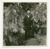 Photographie de Paderewski dans les jardins du château de Laeken, demeure de la famille royale de Belgique à Bruxelles, le 28 mai 1924