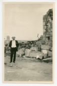 Photographie de Paderewski au milieu de ruines dans la France de l'immédiat après-guerre, vers 1919