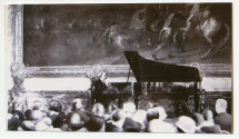 Photographie de Paderewski au piano lors de la séance de musique offerte le 15 mai 1933 dans le grand salon d'Hercule du Palais de Versailles aux bienfaiteurs de l'Œuvre de Saint-Casimir