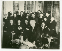 Photographie de Paderewski prononçant un discours lors de l'inauguration du Conseil national polonais, le 23 janvier 1940 à l'ambassade de Pologne à Paris