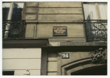 Photographie actuelle de la plaque commémorative placée (en 1991 par l'Association Paderewski) sur la façade du domicile parisien de Paderewski, au 94 de avenue Victor-Hugo, où il a vécu de 1889 à 1906