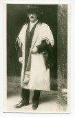 Photographie de Paderewski en costume de docteur honoris causa de l'Université de Cambridge, en 1926