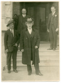 Photographie de Paderewski à Naples en mai 1925, devant une maison avec 3 hommes non identifiés, avec chapeau et parapluie