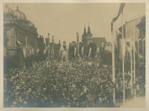 Photographie générale de l'inauguration (?), le 15 juillet 1910, du monument de Grunwald, réalisé par le sculpteur lituanien Antoni Wiwulski et offert par Paderewski à la ville de Cracovie à l'occasion du 500e anniversaire de la bataille du même nom