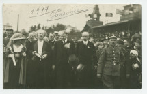 Photographie de la visite du ministre américain de l'Agriculture, Herbert Hoover, à Varsovie, début août 1919, accueilli par le président (du Conseil des ministres) Paderewski et Hélène Paderewska, dans son costume de la Croix Blanche polonaise