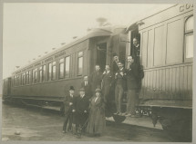 Photographie du ministre français de l'Agriculture et du Ravitaillement Joseph Noulens au pied d'un train avec différentes personnes (collaborateurs?) – avec dédicace manuscrite datée du 1er mai 1919 à Paris «à Madame Paderewska…»