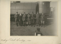 Photographie de militaires et d'une infirmière devant un wagon (avec canon?) baptisé «Wilk» – légende manuscrite: «Making Polish History – 1920» [«Faire l'histoire de la Pologne – 1920»]