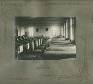 Album de présentation de l'Oratoire (école) salésien pour organistes de Przemysl, réalisé à l'occasion de l'année scolaire 1922-1923 – page 10: photographie du dortoir