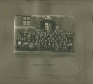 Album de présentation de l'Oratoire (école) salésien pour organistes de Przemysl, réalisé à l'occasion de l'année scolaire 1922-1923 – page 12: photographie de «l'orchestre de cuivres» (avec bois et percussions = harmonie)