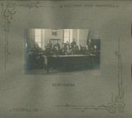 Album de présentation de l'Oratoire (école) salésien pour organistes de Przemysl, réalisé à l'occasion de l'année scolaire 1922-1923 – page 18: photographie de l'atelier de couture avec élèves et professeur