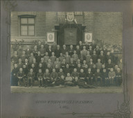 Album de présentation de l'Oratoire (école) salésien pour organistes de Przemysl, réalisé à l'occasion de l'année scolaire 1922-1923 – page 5: photographie de groupe des élèves et des professeurs