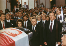 Reportage photographique de la translation de la dépouille mortelle de Paderewski du cimetière national d'Arlington à la cathédrale Saint-Jean de Varsovie, au début de l'été 1992