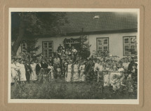 Photographie de groupe prise le 20 septembre 1919 lors de la fête des moissons à Kolybki, village de Grande-Pologne – avec au verso un hommage manuscrit «à notre cher Président…» signé par tous les participants