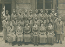 Photographie de femmes en uniforme appartenant à la «Légion de samaritaines amenées d'Amérique par Mme la Présidente Paderewska pour œuvrer au comité central d'aide à l'enfance de la Croix Blanche polonaise», en septembre 1919