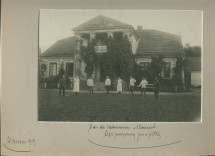 Photographie de soldats convalescents «obligés pour certains à jouer au football», en compagnie d'infirmières devant la maison de convalescence de la Croix Blanche polonaise à Plomiany, village de la voïvodie de Couïavie-Poméranie, 1919